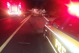 Veículo incendeia após colisão na BR-104, em Murici