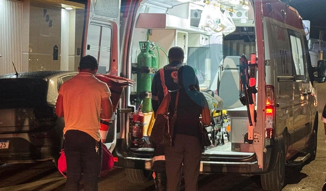 Estudante fica com suspeita de fratura após colisão entre carro e moto em Arapiraca