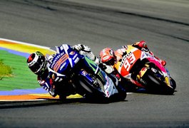Rossi faz 22 ultrapassagens, mas Lorenzo vence na Espanha e é tri da MotoGP