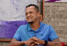 Ex-jogador, alagoano Souza é vítima de racismo e xenofobia durante transmissão