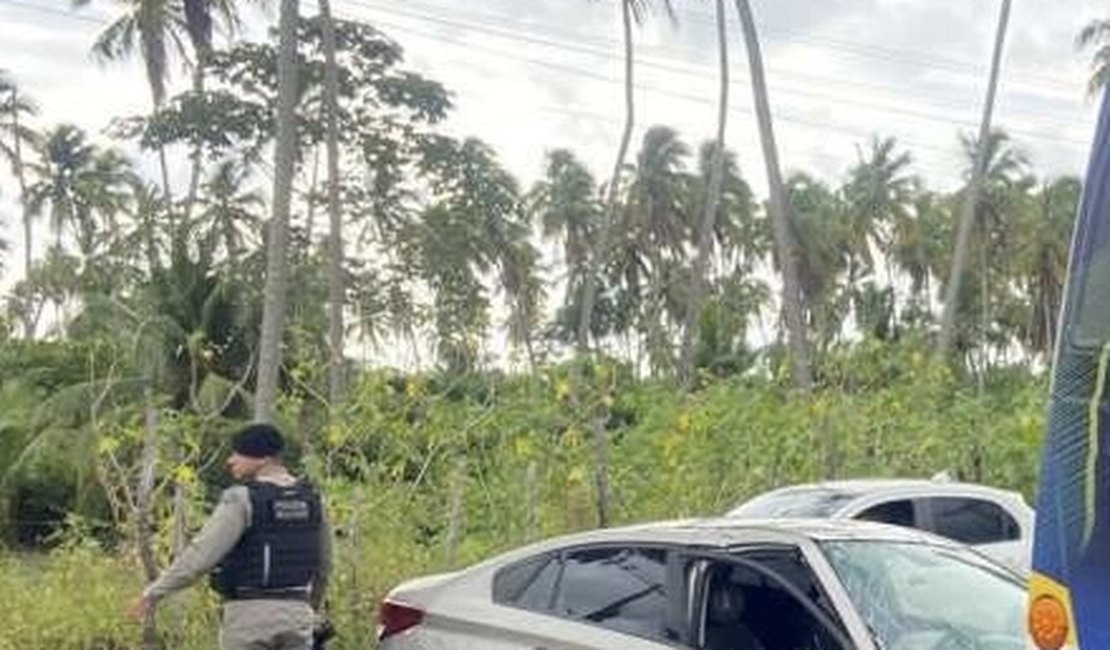 Trânsito fica lento após colisão entre ônibus, carro e moto na AL-101 Norte, em Maceió