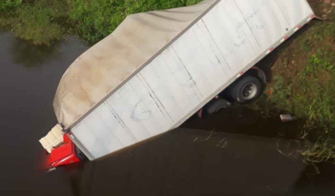 Morre o motorista de caminhão que caiu de ponte em colisão na AL-220, em Jaramataia