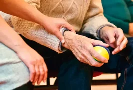 Cuidadora que dopou e deu golpe de R$ 27 mil em idoso na capital é interrogada