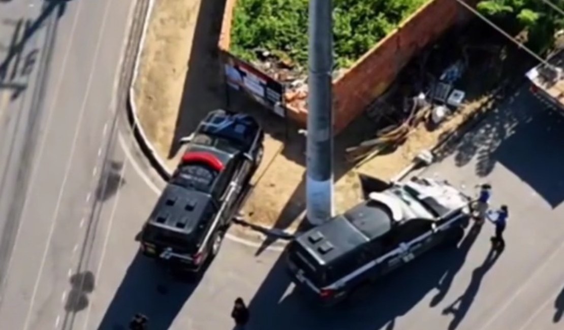 Policial civil fica ferido após colidir viatura contra poste no bairro Eldorado