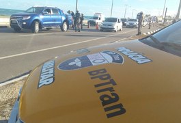 Operação do BPTran flagra veículos irregulares transportando passageiros, em Maceió