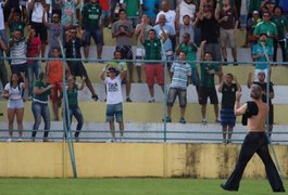 Ex-senador Luiz Estevão rouba a cena, tira a camisa e faz gestos obscenos
