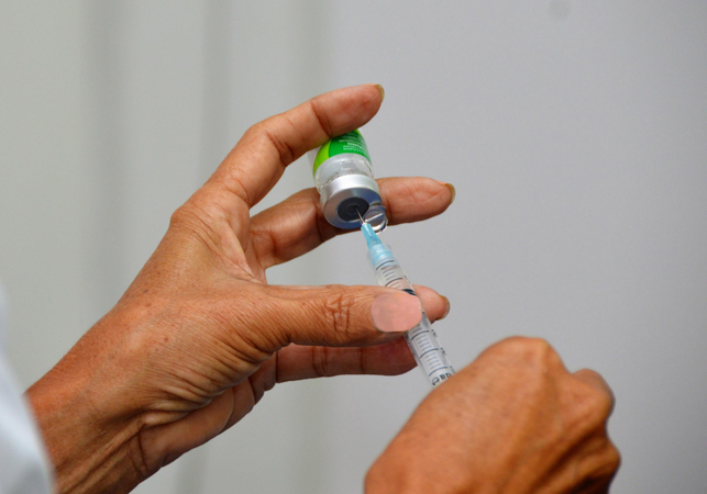 Enfermeira da Sesau orienta que a tuberculose pode ser prevenida por meio da vacinação