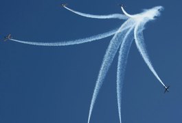 Aeronaves da Esquadrilha da Fumaça chamam atenção ao sobrevoar litoral de Alagoas