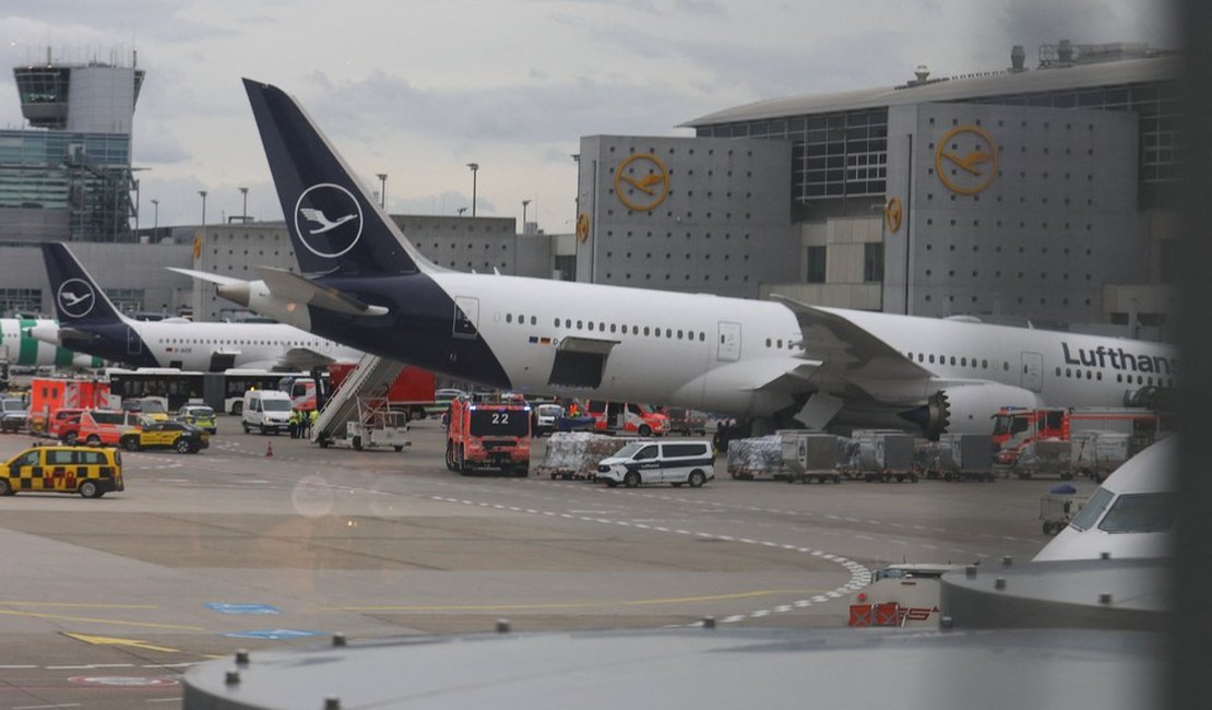 Trem de pouso de avião quebra e deixa vários funcionários feridos no aeroporto de Frankfurt