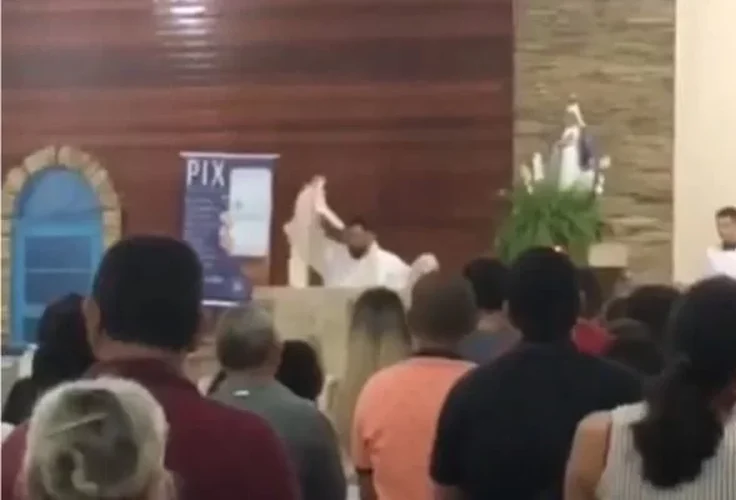 VÍDEO: Padre tira batina e deixa missa durante discussão política com fieis em Goiás