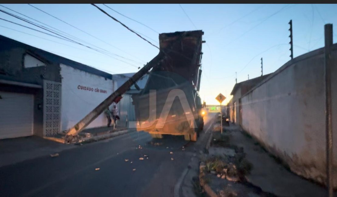Caçamba de caminhão atinge rede elétrica e deixa moradores sem energia em Arapiraca