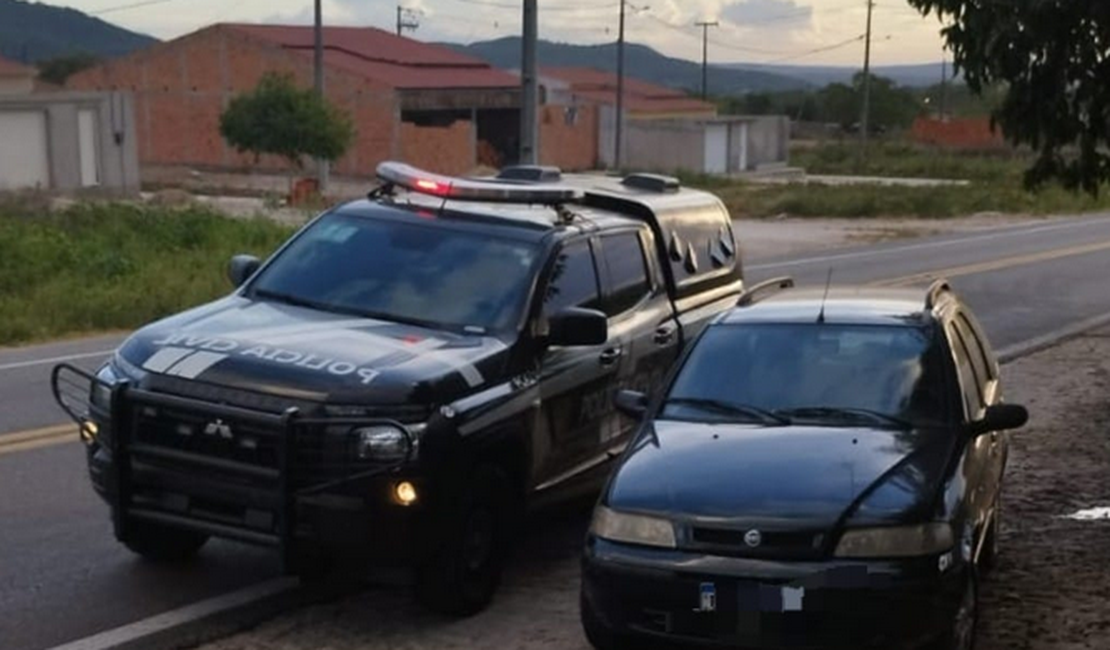 Polícia Civil recupera carro que havia sido roubado após sequestro em Água Branca