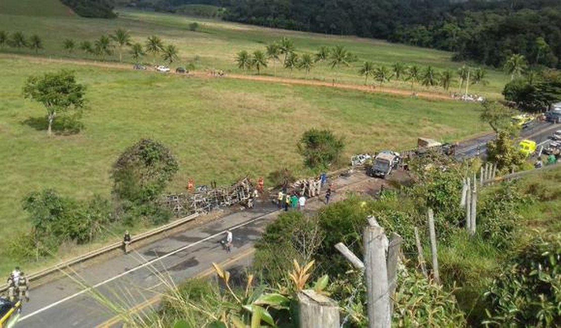 Acidente com ônibus e carreta mata 21 pessoas perto de Guarapari