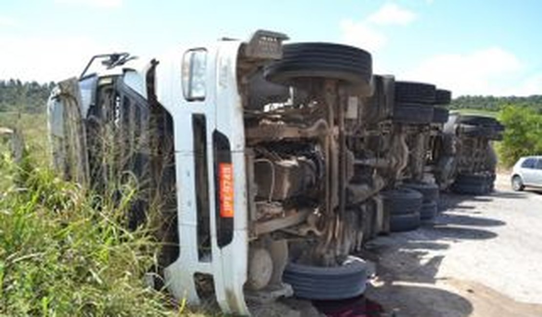 Carga de madeira é saqueada após carreta tombar na BR-101