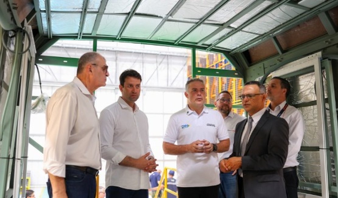 Daniel Barbosa e Renan Filho conhecem produção de vagões para o VLT de Arapiraca; maior obra de mobilidade da história da cidade