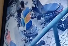 Vídeo mostra homem furtando peça de moto em plena luz do dia, em Arapiraca