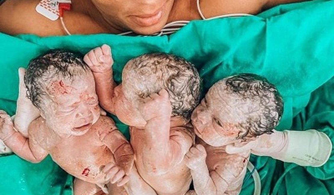 Após ter um filho na 1ª gestação e dois na 2ª, mulher dá à luz trigêmeos