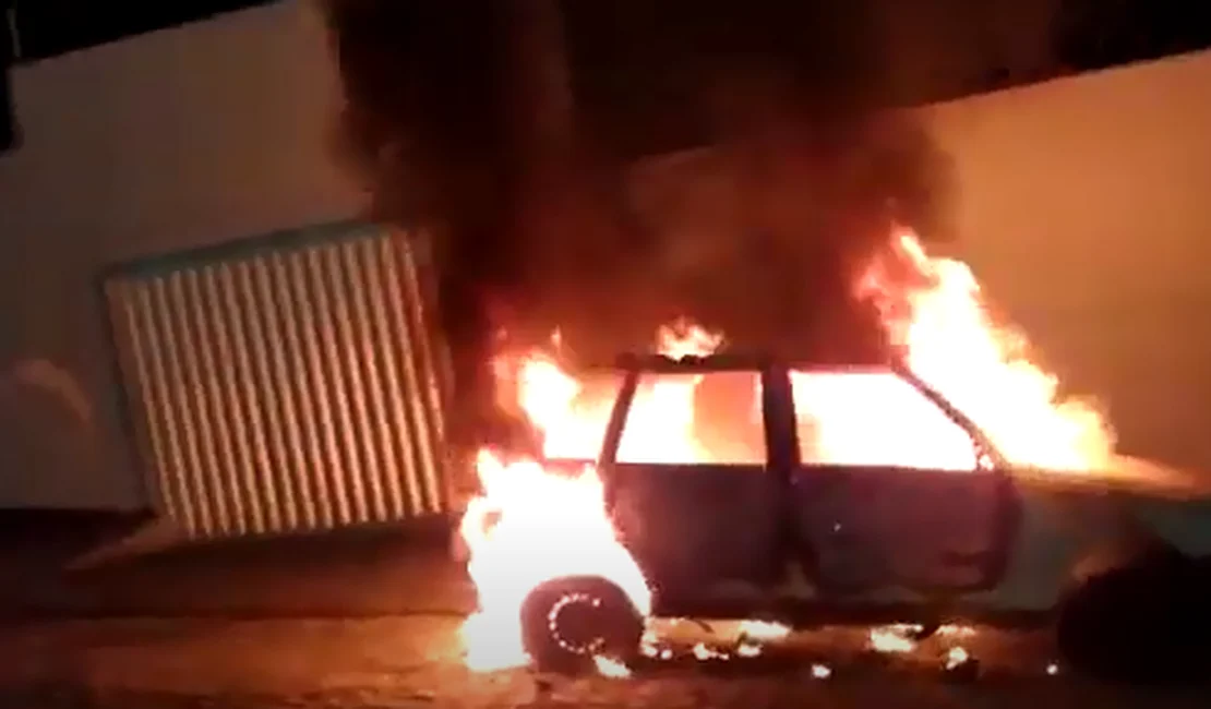 Homem é indiciado por atear fogo em carro perto da delegacia de Quebrangulo