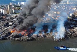 SP: incêndio atinge comunidade em Santos