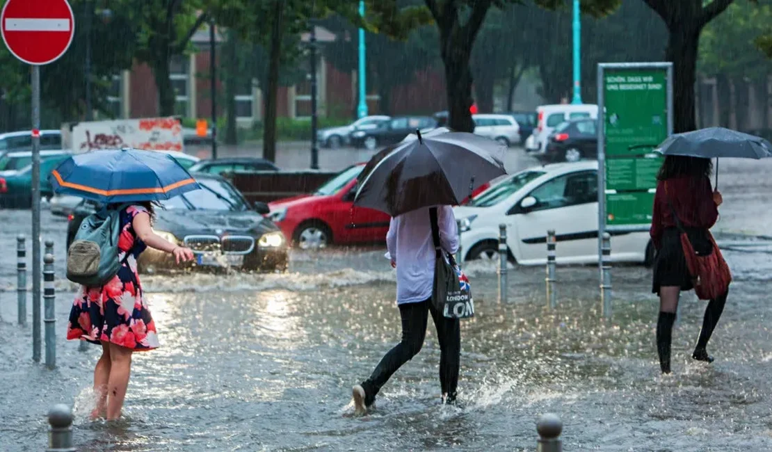 Brasil tem alerta laranja para chuvas intensas em ao menos dez Estados