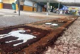Jovens confeccionam tapete de pó de serra para celebração de Corpus Christi em Arapiraca