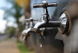 Casal trabalha em manutenção de adutoras para retomar abastecimento de água em municípios alagoanos