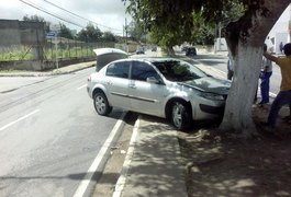 Veículo desgovernado sai da pista e colide com árvore na Avenida Ceci Cunha em Arapiraca