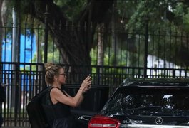 Danielle Winits estaciona carro em vaga para deficientes e dispara: 'Tô nem aí'