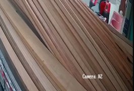 Câmera registra momento em que trabalhador cai de caminhão e é atingido no rosto por madeira em Lagoa da Canoa