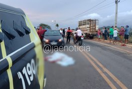 Ao tentar ultrapassagem, condutor de motocicleta colide em caminhonete e morre, em Taquarana