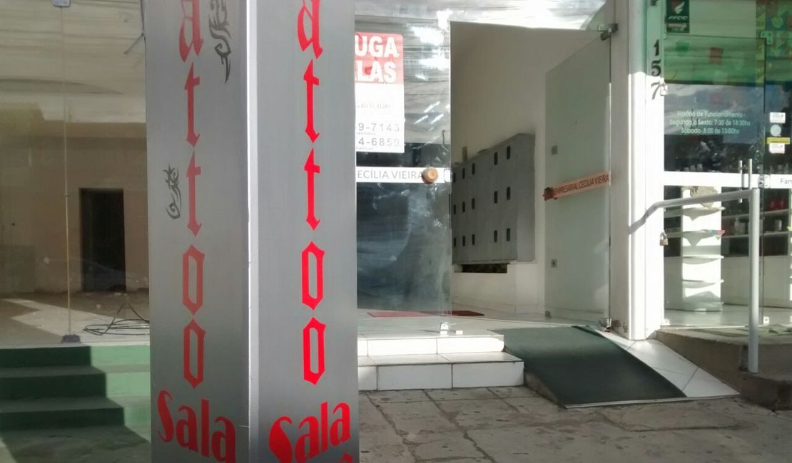 Criminosos armados invadem estúdio de tatuagens e assaltam funcionários em Arapiraca