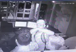 Vídeo mostra homens armados assaltando hotel em Maceió; Assista