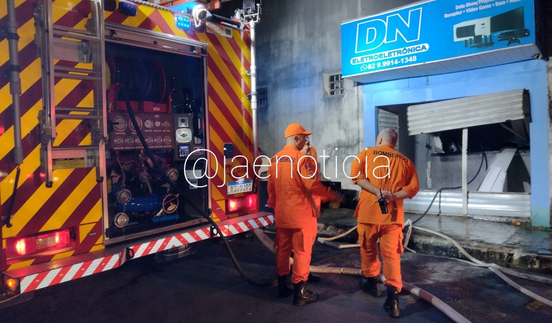 Incêndio é registrado em loja de eletrônicos na antiga Feira do Peixe, em Arapiraca