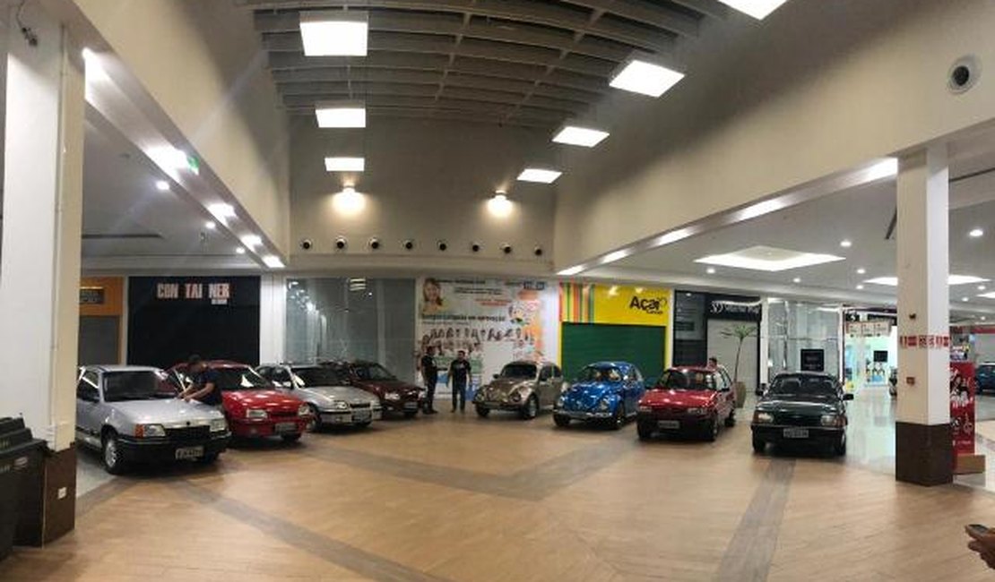 Exposição reúne automóveis antigos em shopping de Arapiraca