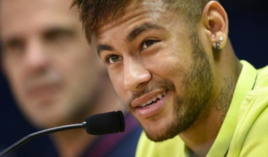 Neymar foge de polêmica e projeta 'muitas coisas boas' com Messi e Suárez
