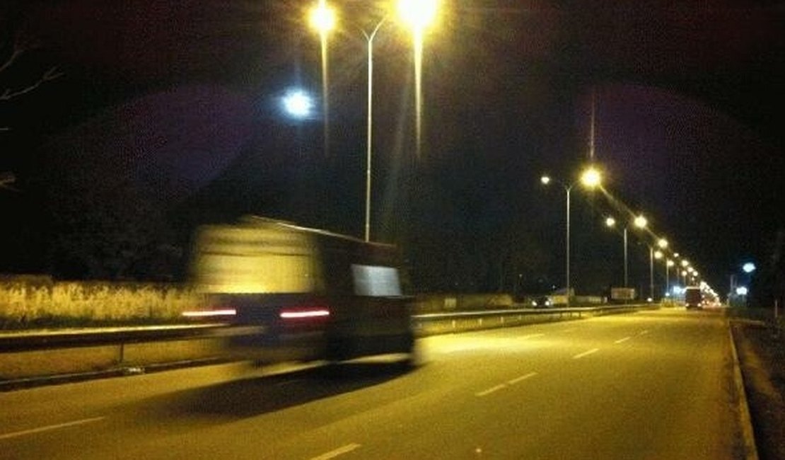 Prefeitura inicia testes de iluminação na Rod AL-220