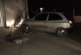 Grupo armado tenta fugir da polícia e colide em muro, em Arapiraca
