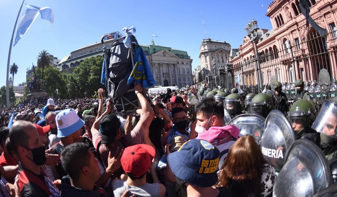 Velório de Maradona tem confusão, balas de borracha e gás lacrimogêneo