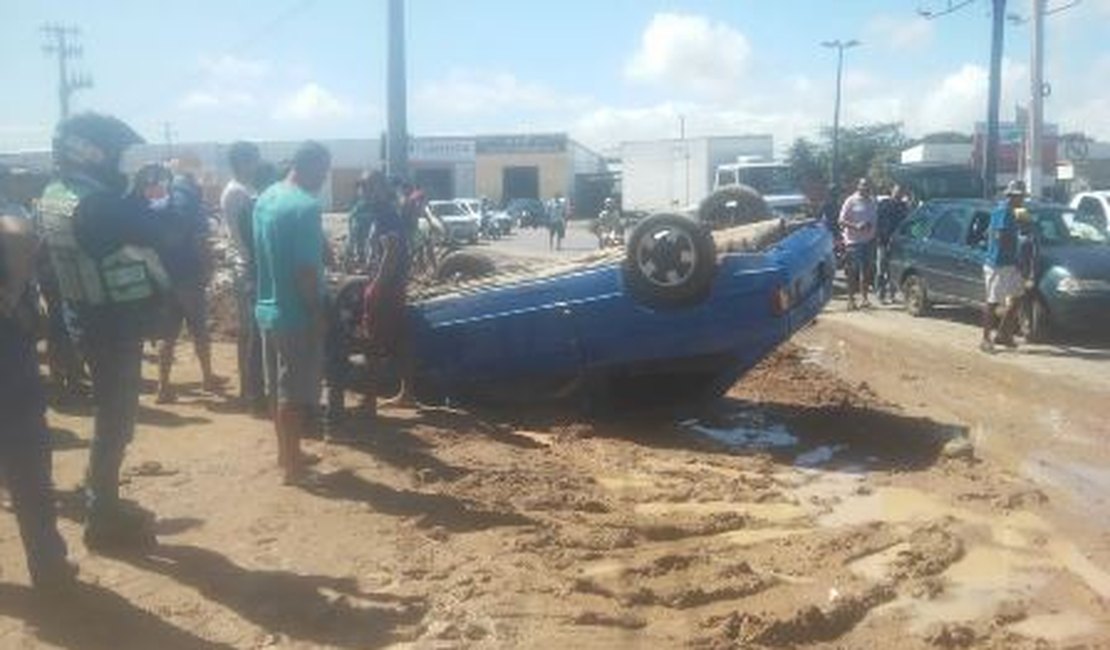 Motorista derrapa e capota próximo à duplicação da AL-110, em Arapiraca