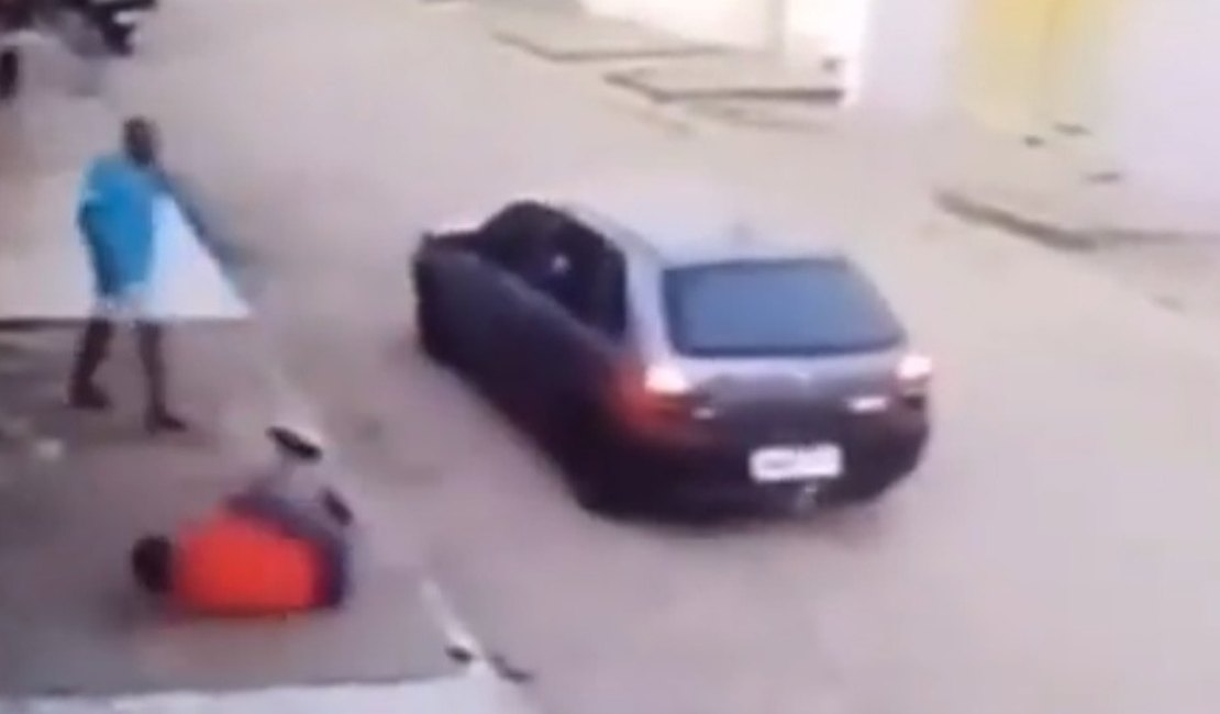 Câmera mostra criminosos atirando contra homem na porta de casa, em Arapiraca