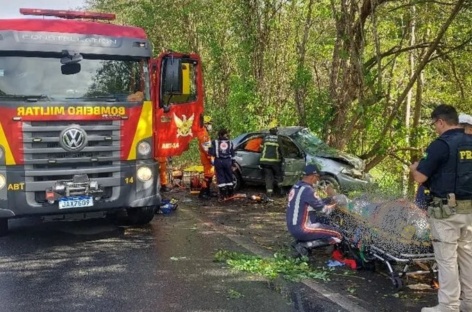 Colisão de automóvel contra árvore deixa quatro pessoas feridas em Murici