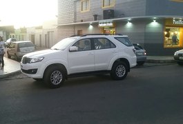 Condutor estaciona carro em cruzamento e interdita rua no bairro Brasília