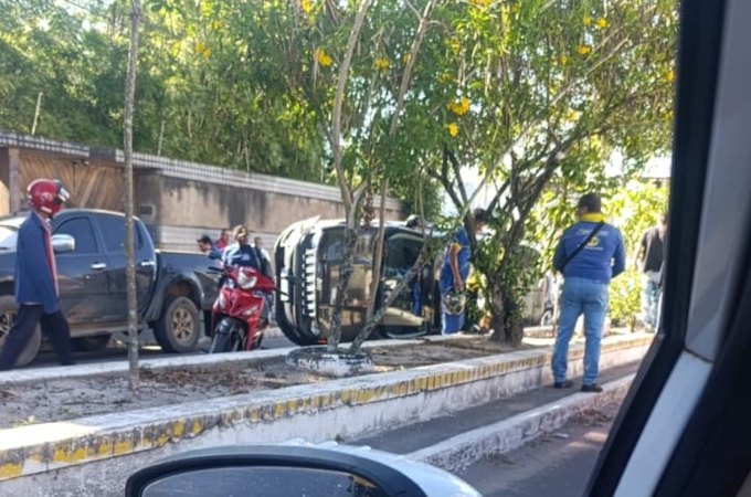 Motorista capota carro de passeio no bairro Cacimbas, em Arapiraca