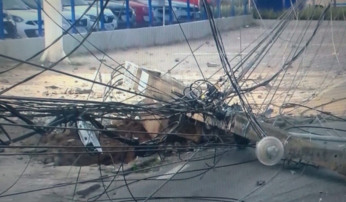 Caminhonete arranca poste em Maceió, fiação fica exposta e condutor foge