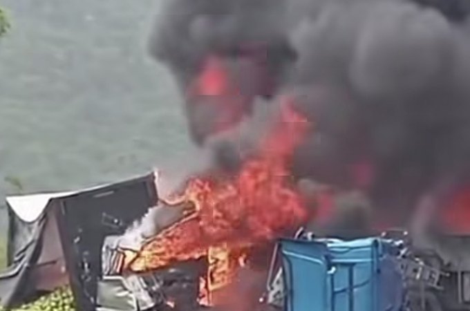 Carreta tomba, pega fogo e interdita totalmente trecho da BR-101 em Joaquim Gomes