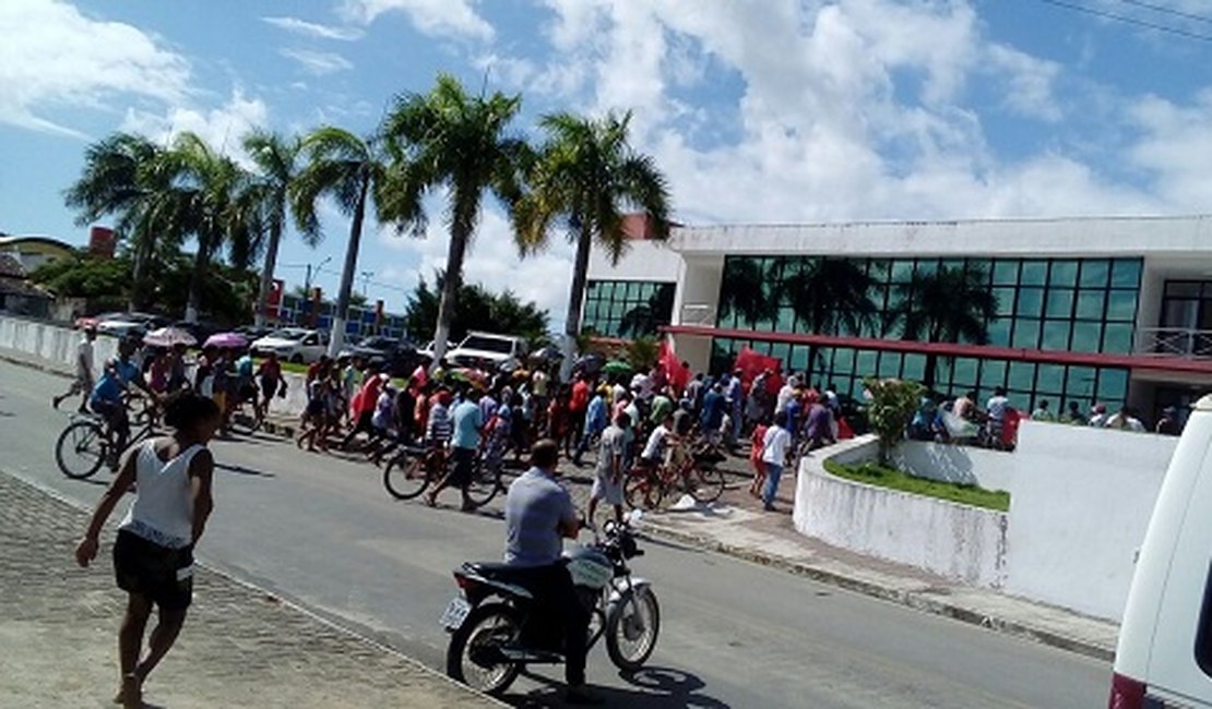 Famílias despejadas protestam contra reintegração de posse de terreno em Murici