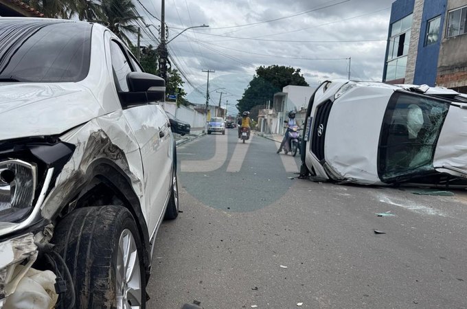 Motorista perde controle de carro, atinge veículo estacionado e capota em Arapiraca