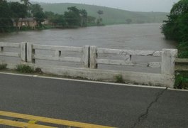 Ponte é interditada e teto de farmácia desaba em Atalaia