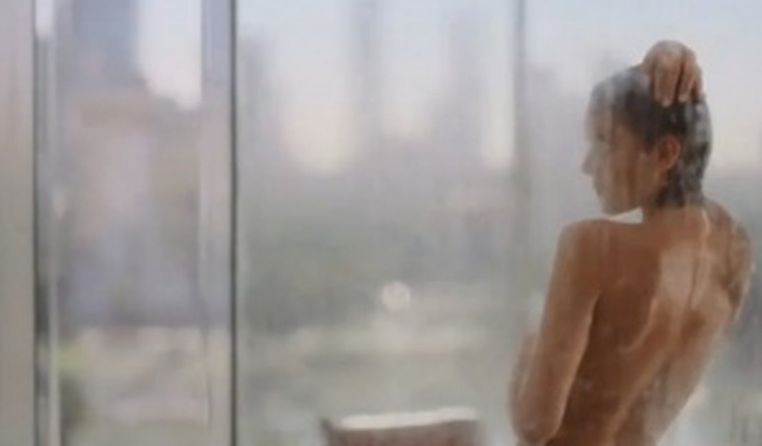 Nua, Bruna Marquezine estrela campanha ao lado de Emma Roberts