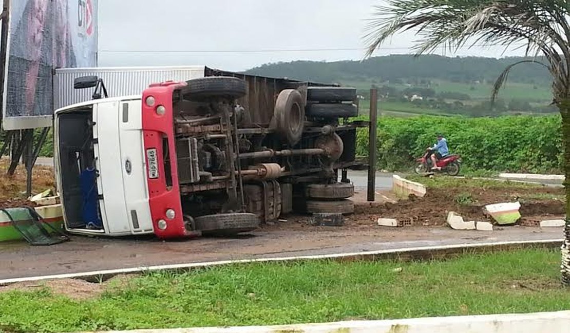 Motorista perde controle e tomba caminhão no trevo de Craíbas